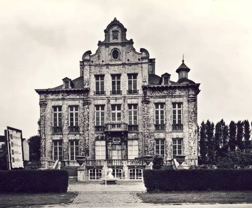 Oude foto van de barokgevel van kasteel Beaulieu.