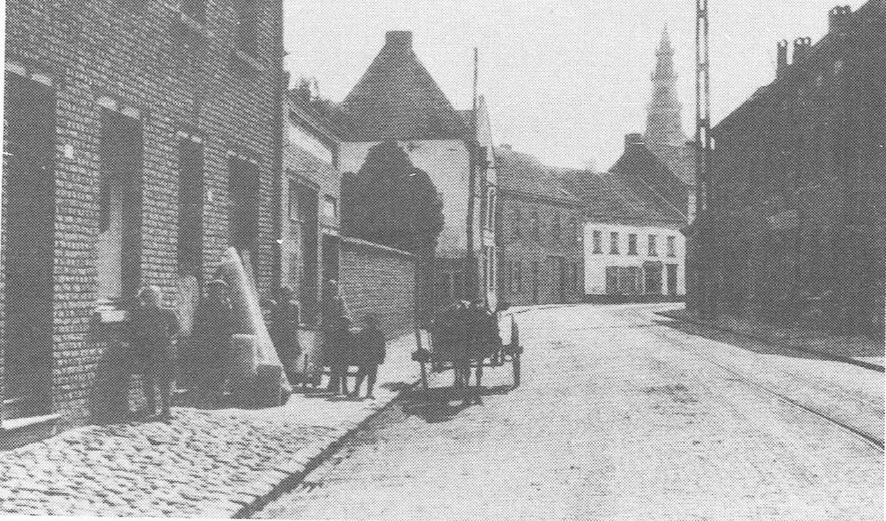 Een sinds 1930 verdwenen hoekje bij de kruising van Haachtsesteenweg en Woluwelaan, met links het rotskapelletje van Lourdes.