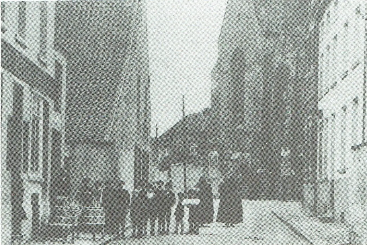 Demonstratie van wasmachines ‘Robusta’ in de Kerkstraat (1932).