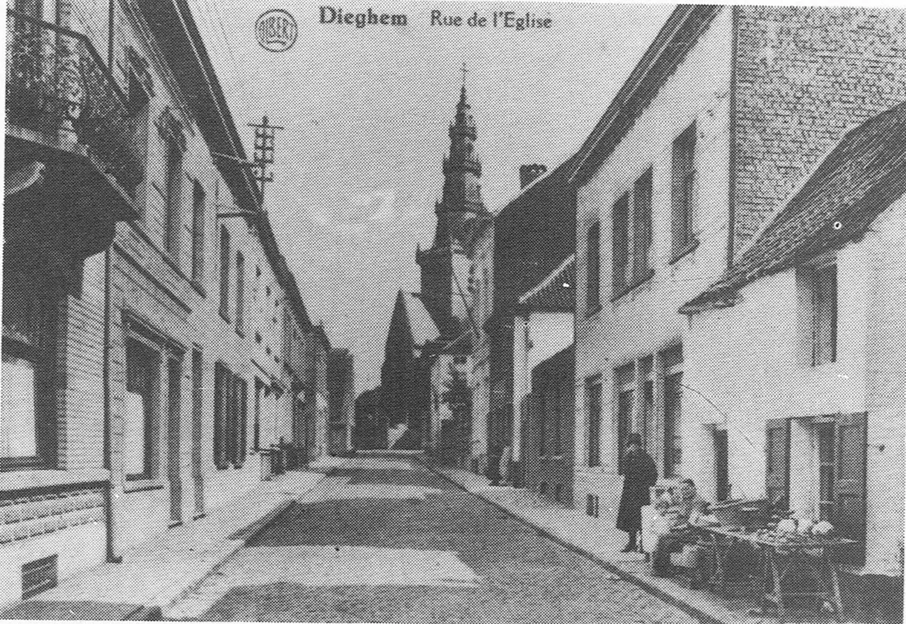 De Kerkstraat rond 1932, rechts het groentewinkeltje van Nelleke Feis.