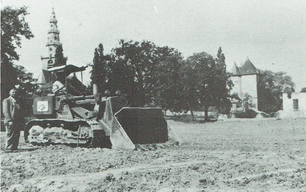 Anlage des Fußballplatzes beim ausgebrannten Schloss (1956).