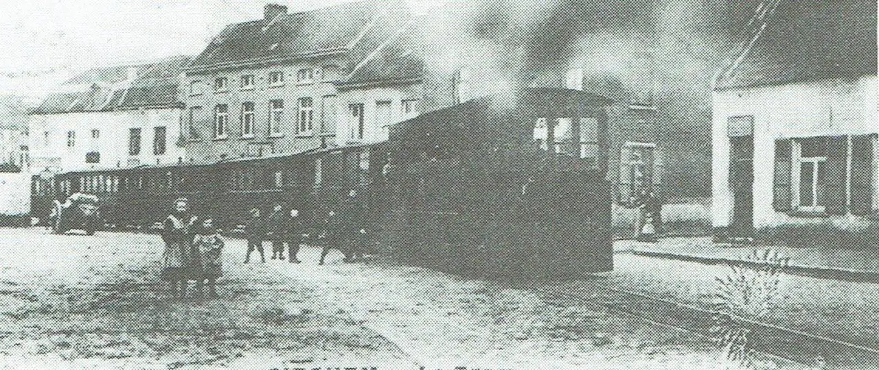 De tram op de Plaats; rechts, op de hoek van de St.-Korneliusstraat, het huisje van de familie Verbeke (1903).