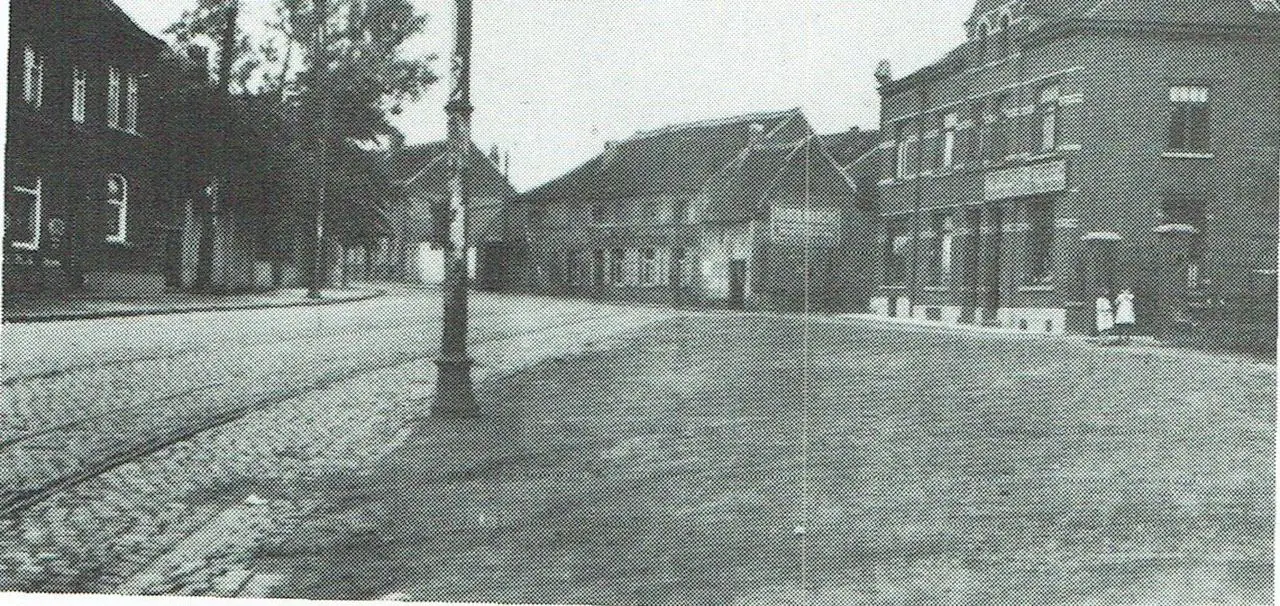 De Plaats gezien van aan het huis Panneels; rechts drukkerij Louis Peeters, de Kuregemstraat en «In ’t Zavelken».