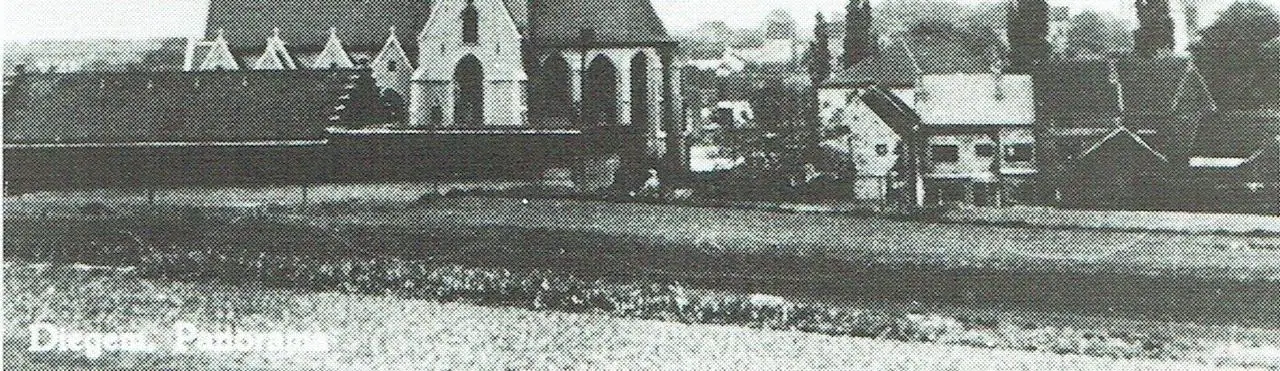 Panorama van de omgeving van de kerk, met links de Gildezaal.