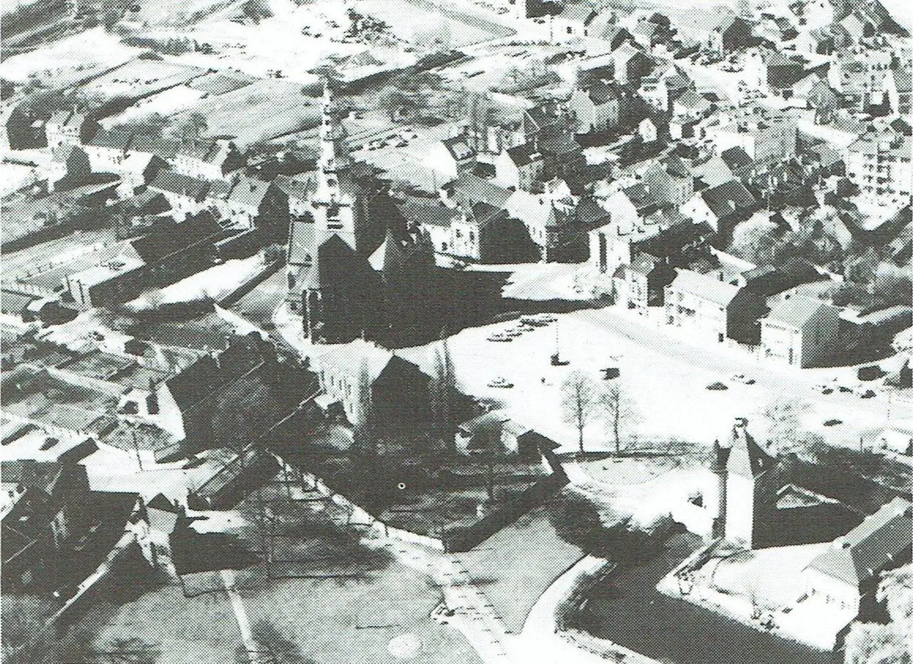 Panorama vanuit de lucht (1975); de herberg «In St.-Cornelius» is gesloopt.