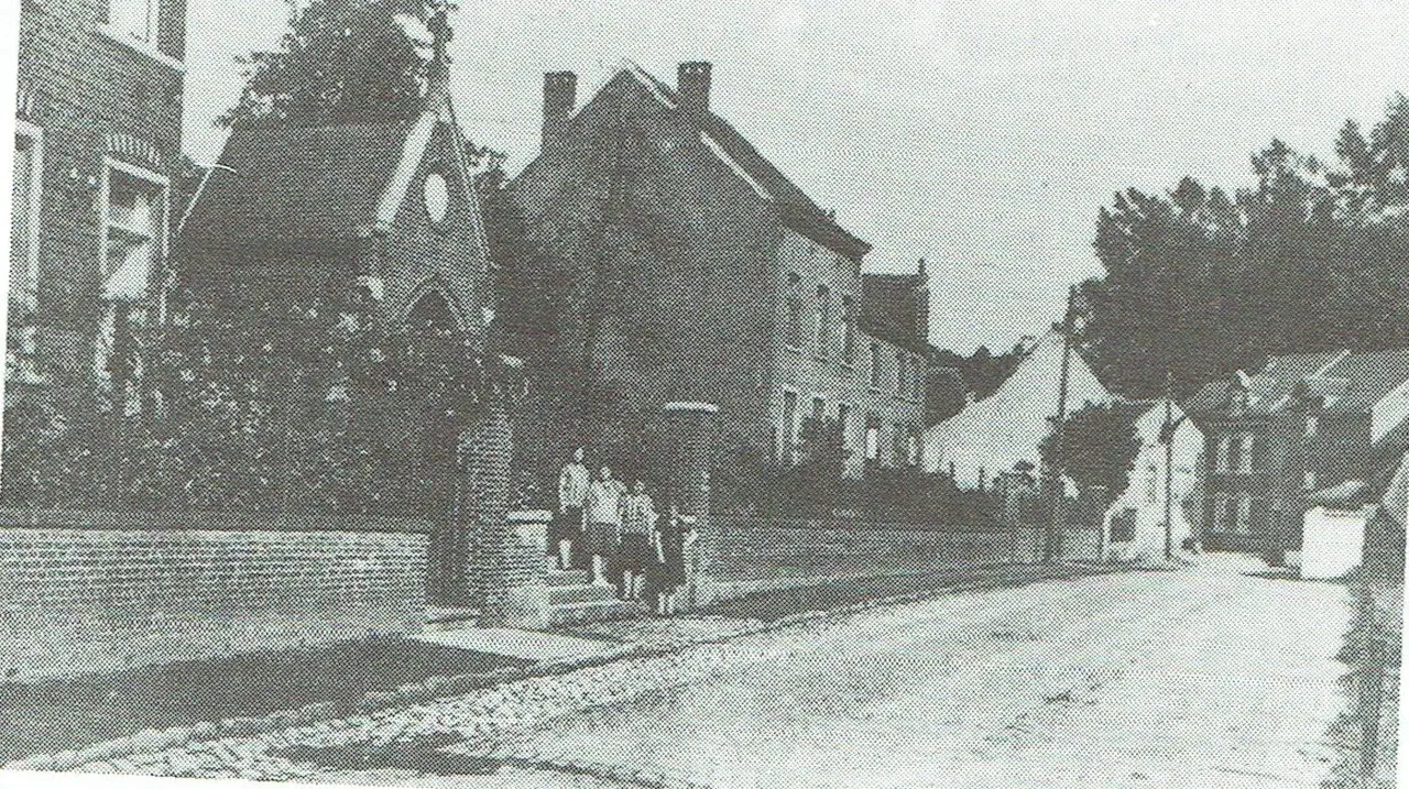 De Molenstraat met de St.-Rochuskapel (1851), naast het huis van koster Michils.