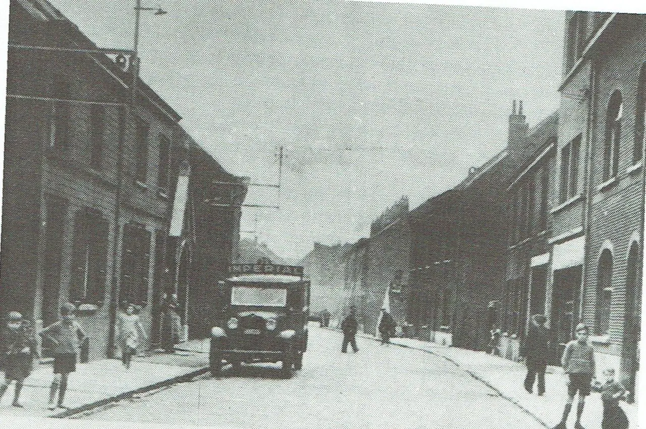De Broekstraat in 1934, links de kapel van het Kindje Jezus van Praag (1912).