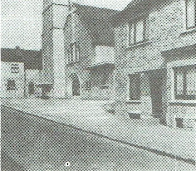 De kerk met rechts de pastorie (1930).