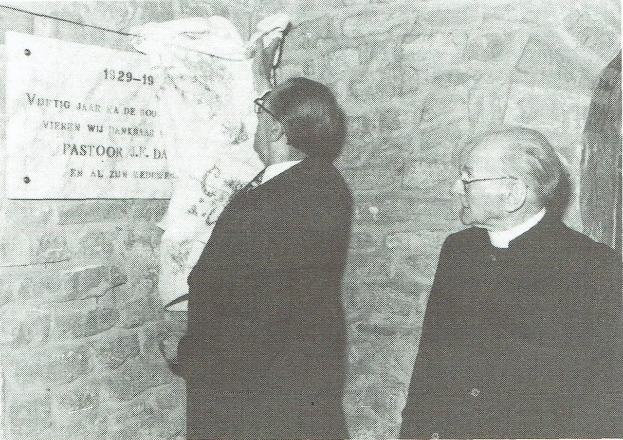 Onthulling van de gedenksteen in aanwezigheid van ere-deken Davidts (1979).