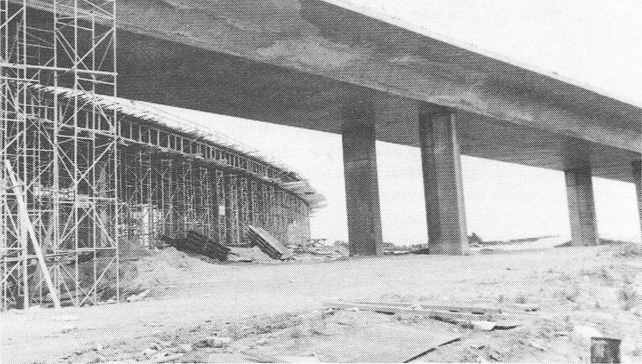 Bouw van het nieuwe verkeerswisselaar, gezien vanaf de Zaventemsesteenweg (1974).