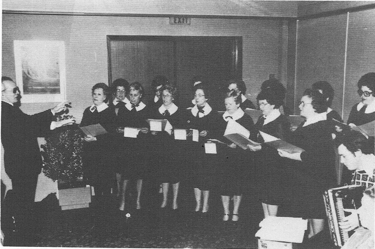 De KAV-ontspanningsgroep op het bejaardenfeest van de Lo in het Novotel (1976).