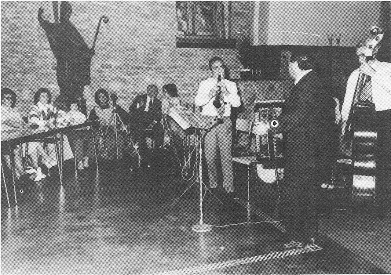 Eerste ontspanningsnamiddag voor mindervaliden in de kerk van de Lo, met het orkest van Bob Artoos (1975).
