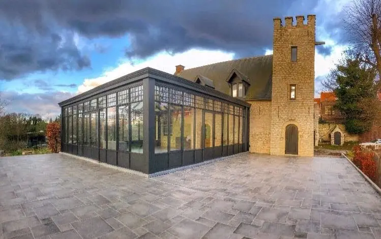 Vandaag: de toren van de Donjon met moderne glazen aanbouw.