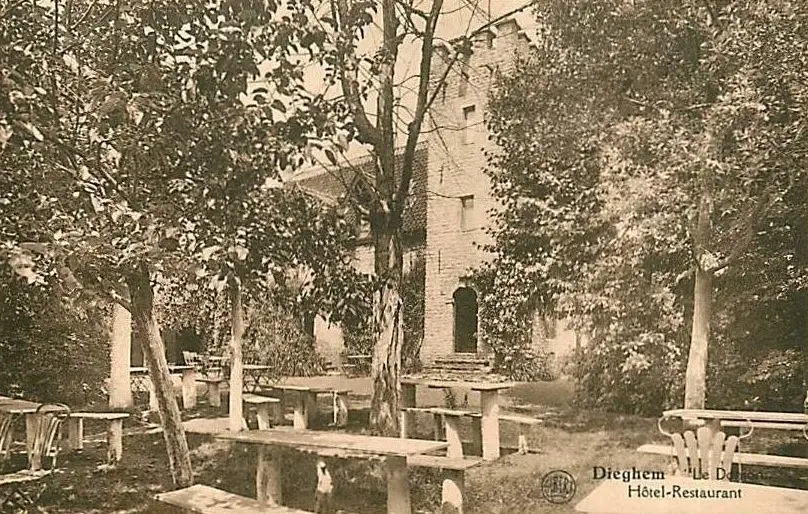 Oude prentkaart: tafels onder de bomen bij de Donjon, toen hotel-restaurant.