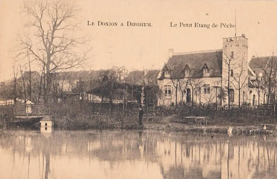 Oude prentkaart „Le Donjon à Dieghem – Le Petit Etang de Pêche”: de Donjon en zijn toren aan de visvijver.