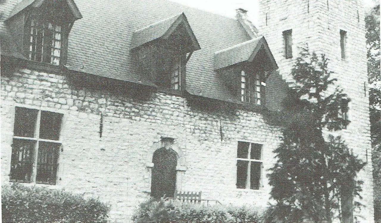Der Hof von 1762 mit seinem Türmchen.
