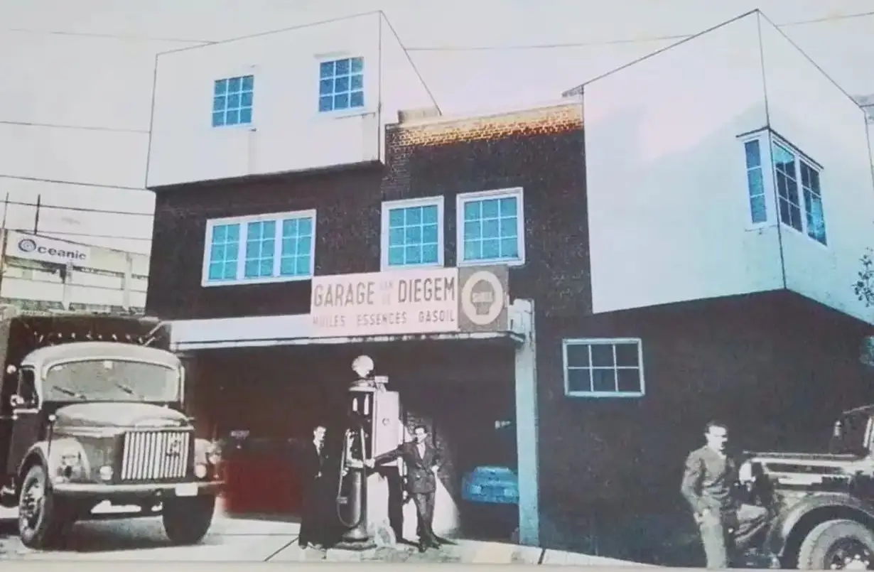 The building as ‘Garage de Diegem’, with petrol pump and lorries (old photo).