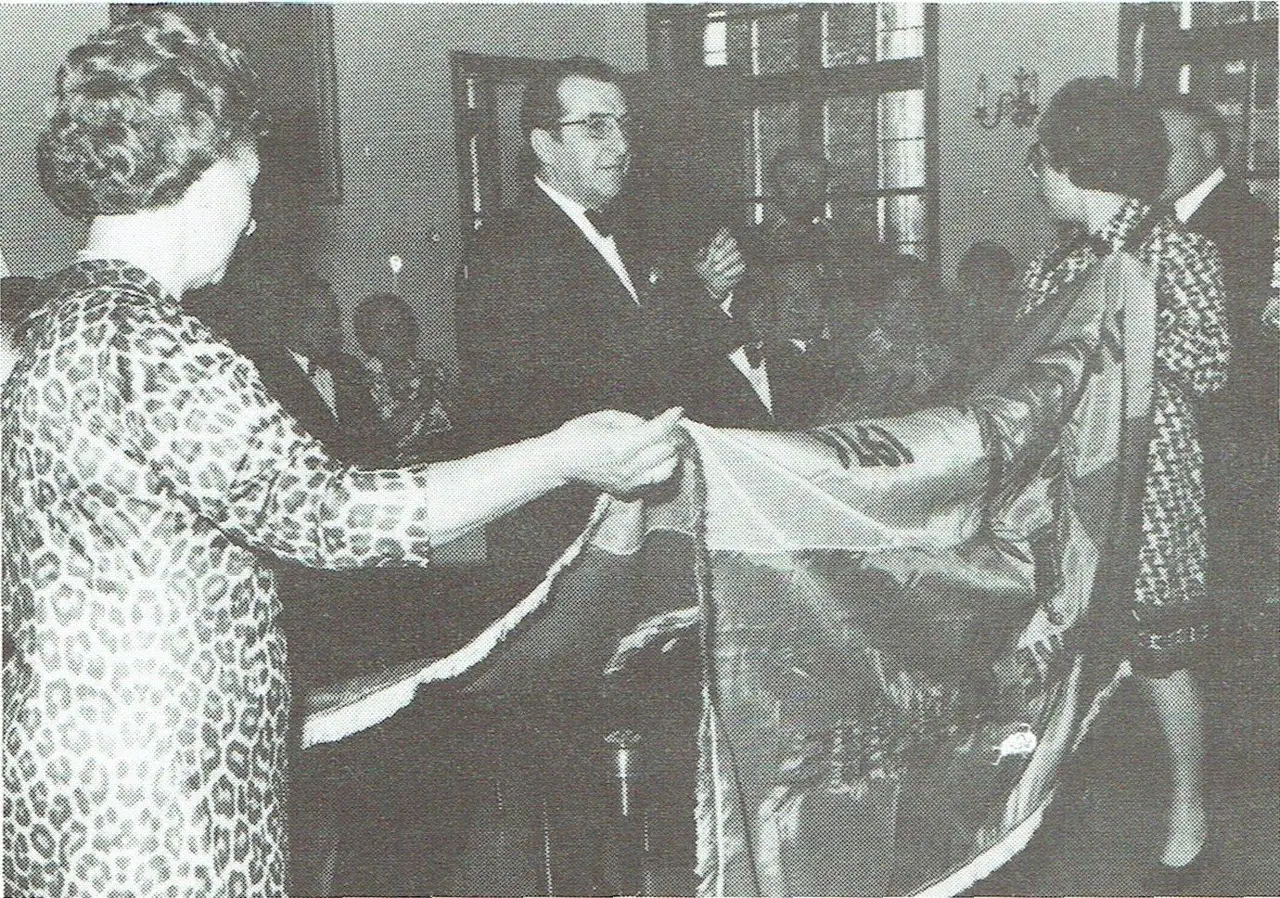 Overhandiging van de nieuwe vlag bij honderd jaar De Eendracht (1976).