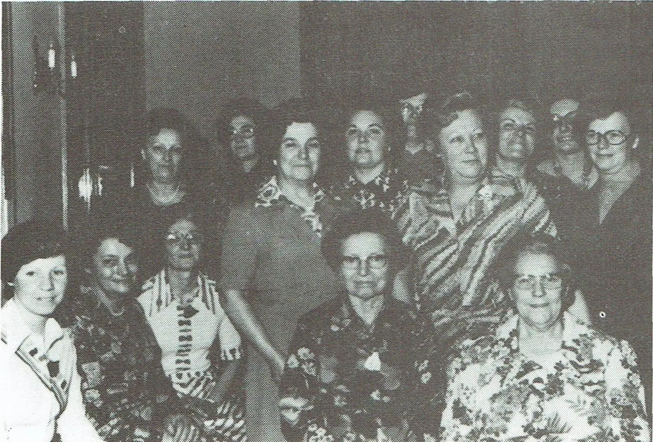 De vrouwenafdeling van De Eendracht bij het eeuwfeest (1976).
