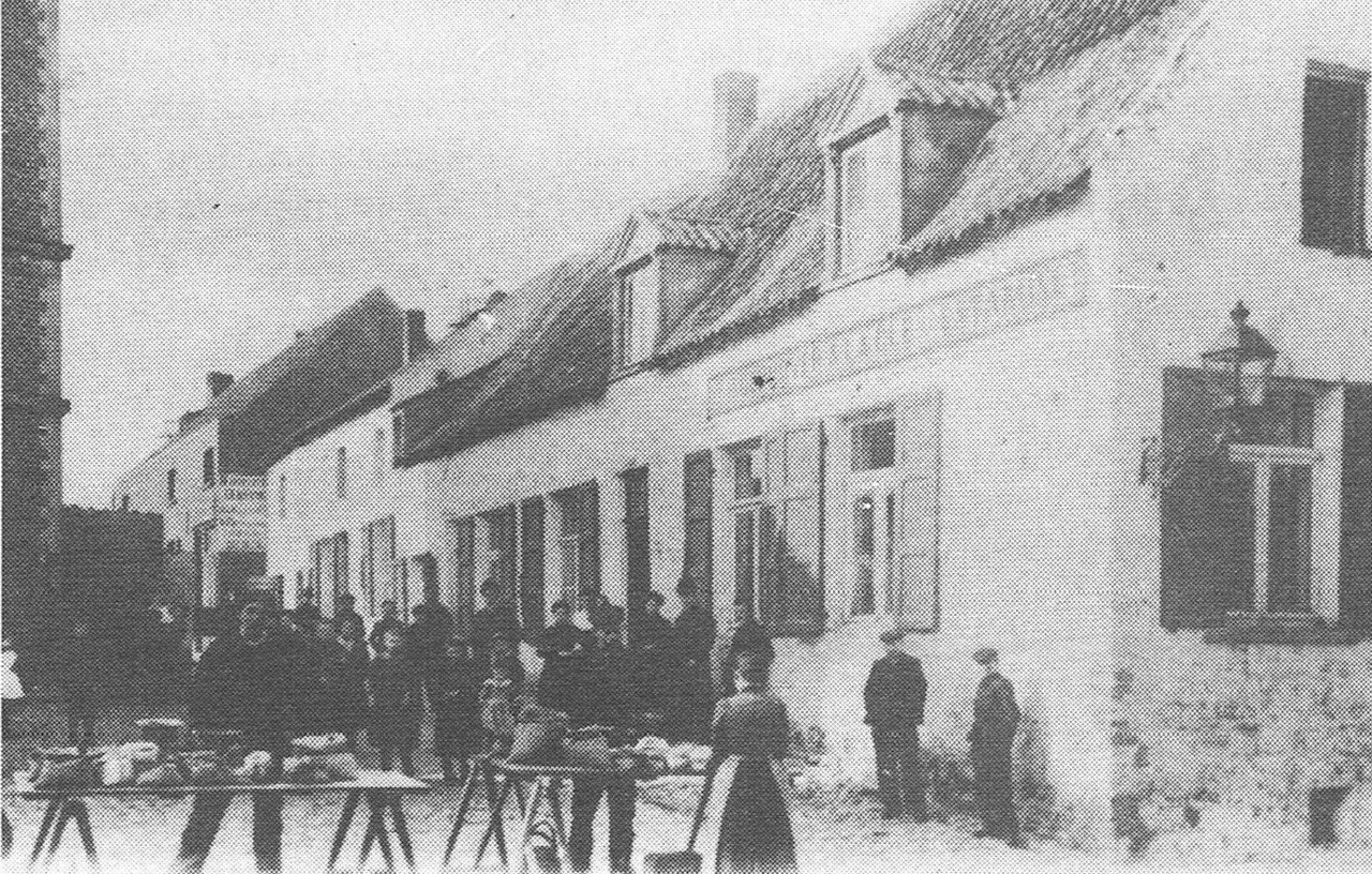 Der Gemeindeplatz um 1900 mit Deroovers Wirtshaus ‚A la clé‘.