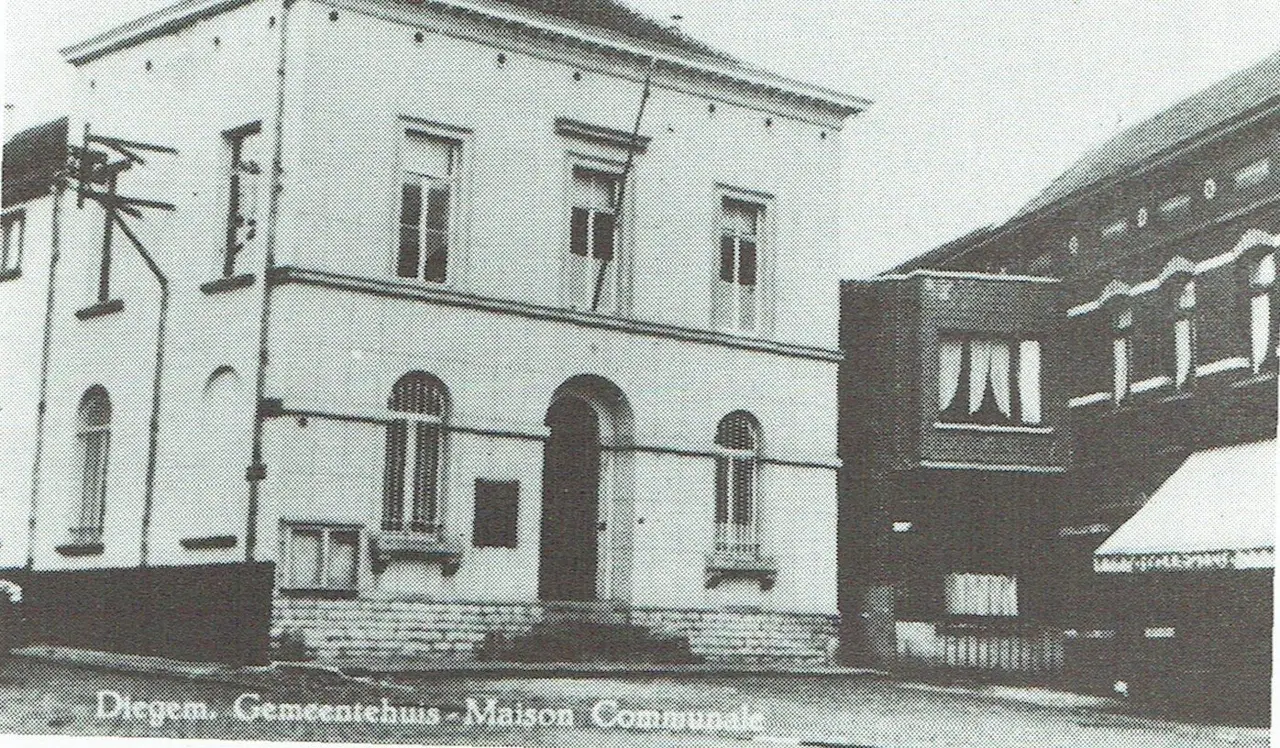 Das Gemeindehaus (1854), Zaal Milde (1920) und dazwischen der frühere Laden von Mieke Sava.