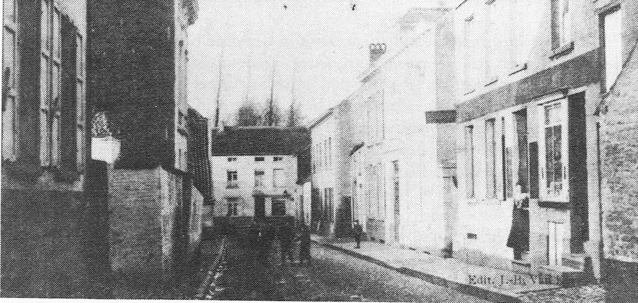 Die Kerkstraat von der Kirche aus, rechts ‚Au Progrès‘ (1903).