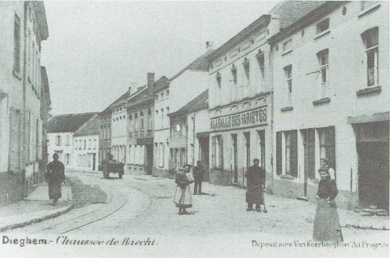 Die Haachtsesteenweg von der Plaats zur Woluwe; rechts die Schmiede von J.B. De Kempeneer.