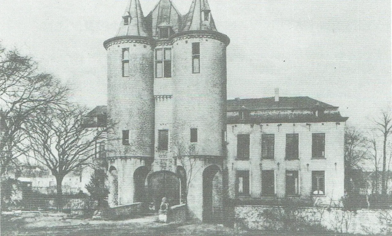 Kasteel Marga in de jaren 1930: boven de poort het wapen Oudart-Van Brecht-Douvrin-Wesemael, op de brug twee liggende leeuwen.