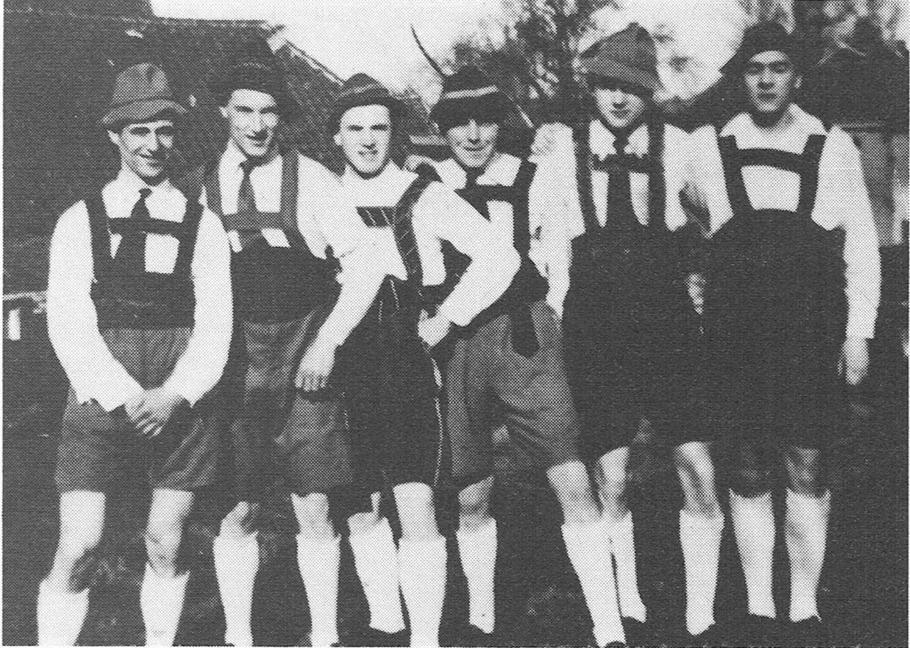 Het KAJ-cabaret ‘Jolige Uilenspiegels’ bij zijn eerste optreden (1943).