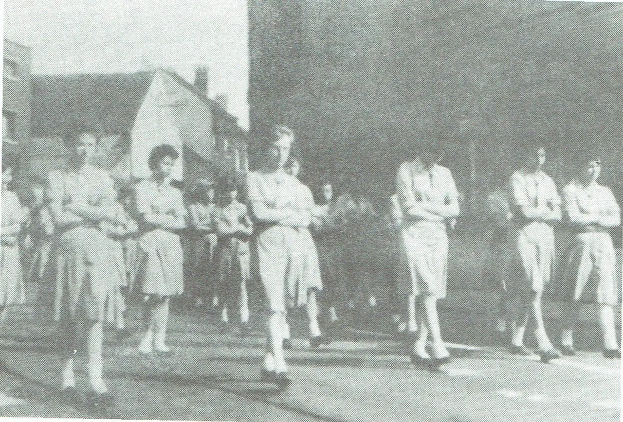 Chiro-Mädchen in der Prozession, Ecke Haachtsesteenweg-Molenstraat (1950).