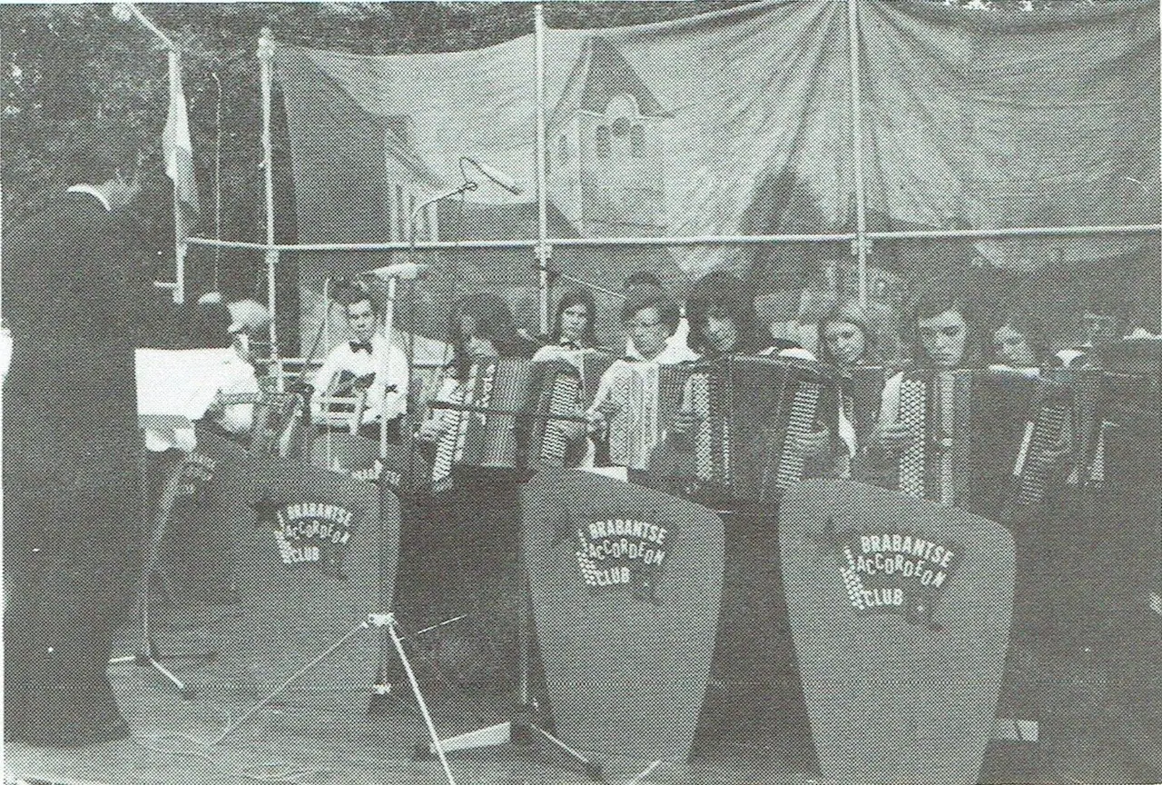 Der Brabanter Akkordeonklub beim Blasmusikfest in Melsbroek (Juni 1976).