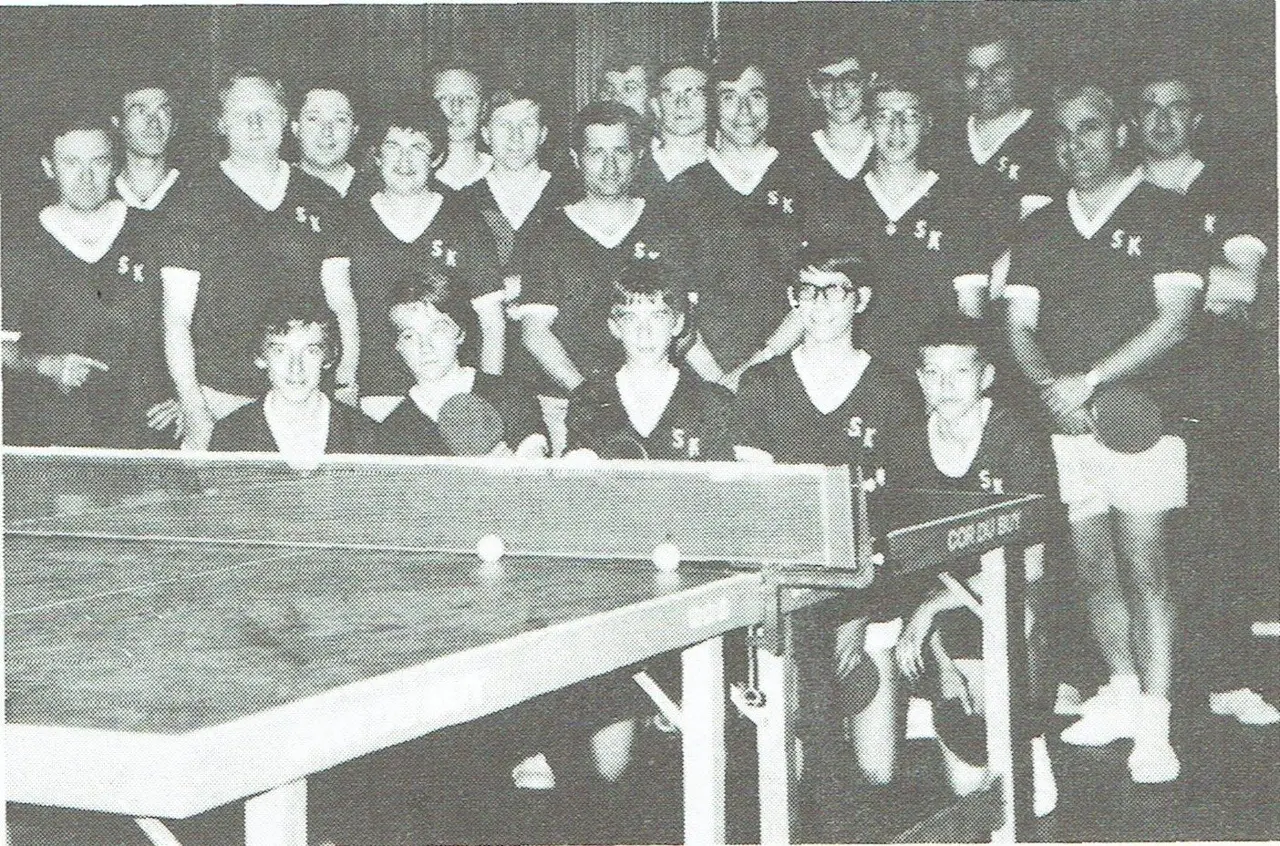 Tischtennis beim Smash-Club im Gildenhuis (1970).