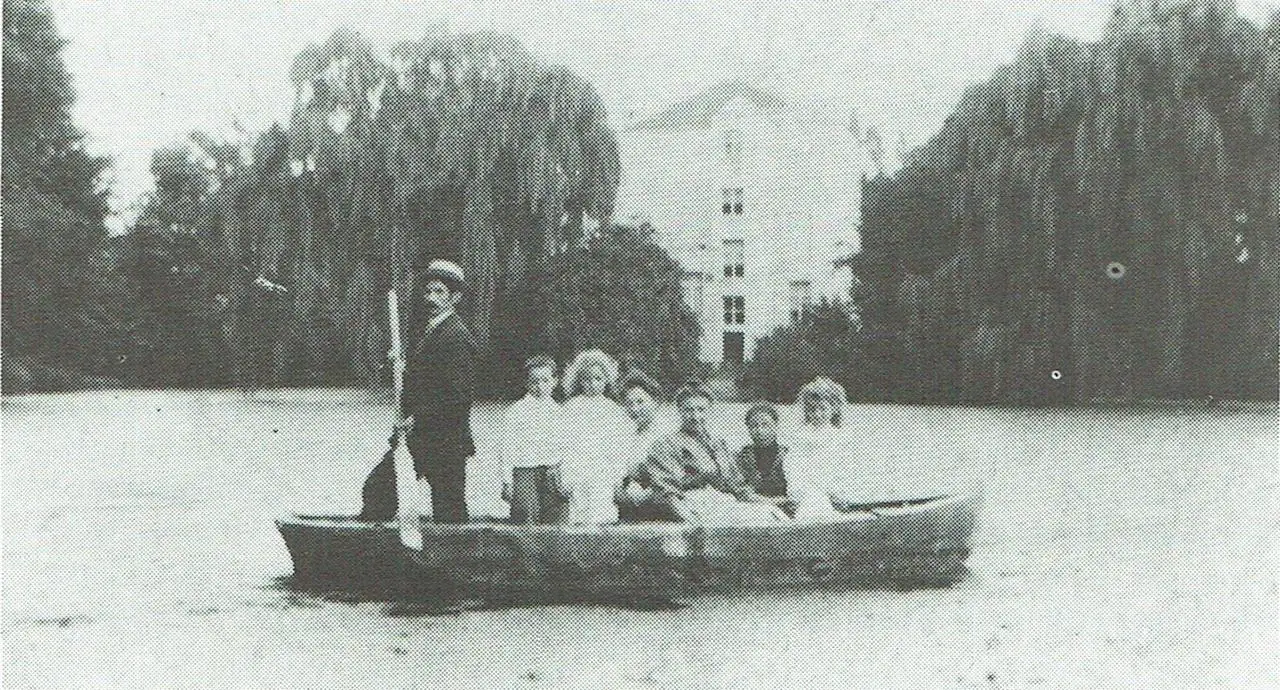 Spelevaren op de kasteelvijver van het domein De Reine (1921).