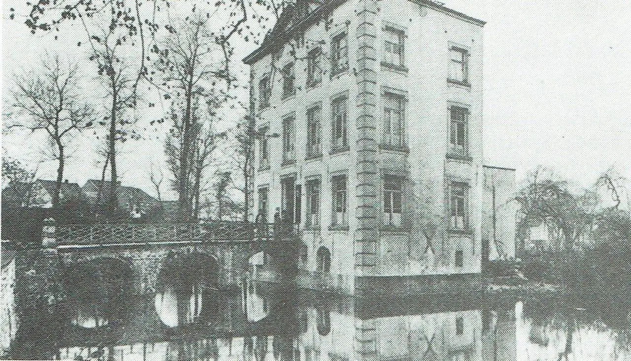Kasteel De Reine als hotel-restaurant, helemaal door water omgeven (1921).
