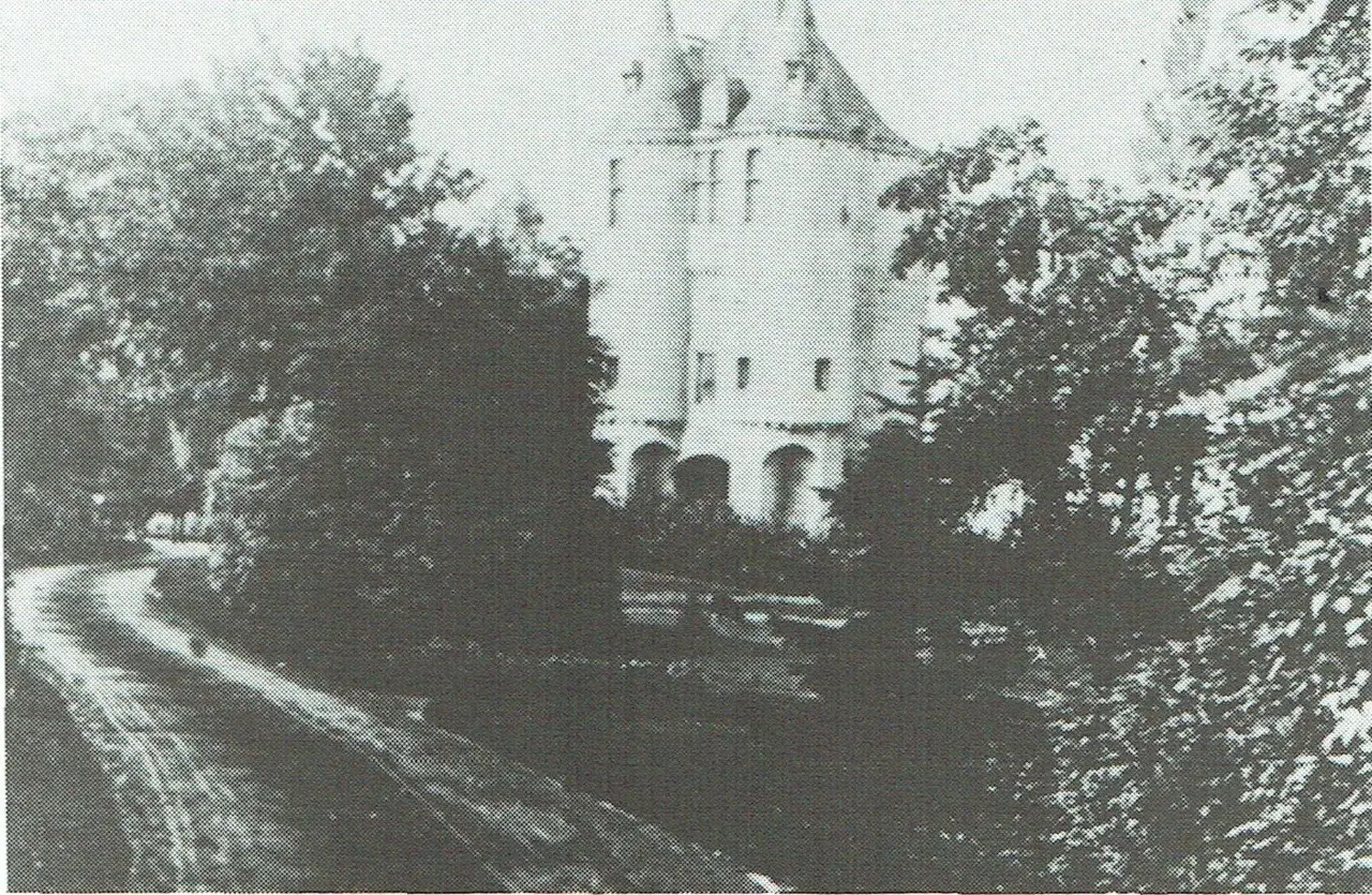 De kasteeldreef naar de poort (1905).