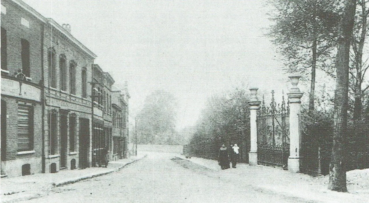 Het smeedijzeren hek van het domein Marga rond 1905 (Van der Aastraat).