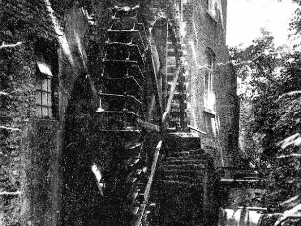 Oude foto van het waterrad van de molen.