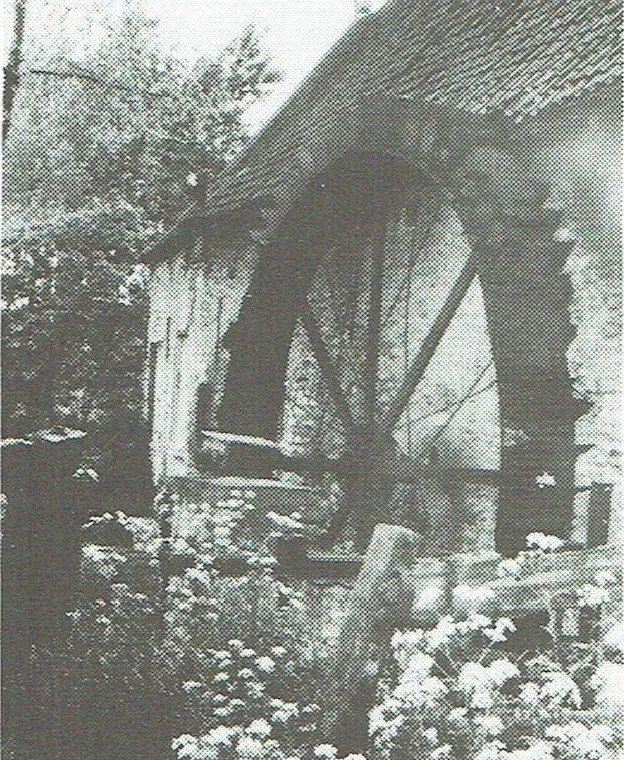 Noch ein Blick auf das Mühlrad, als es noch täglich in Betrieb war.