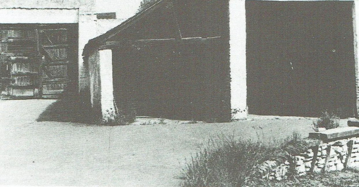 Der Hof mit Wagenschuppen und Karrenschuppen.