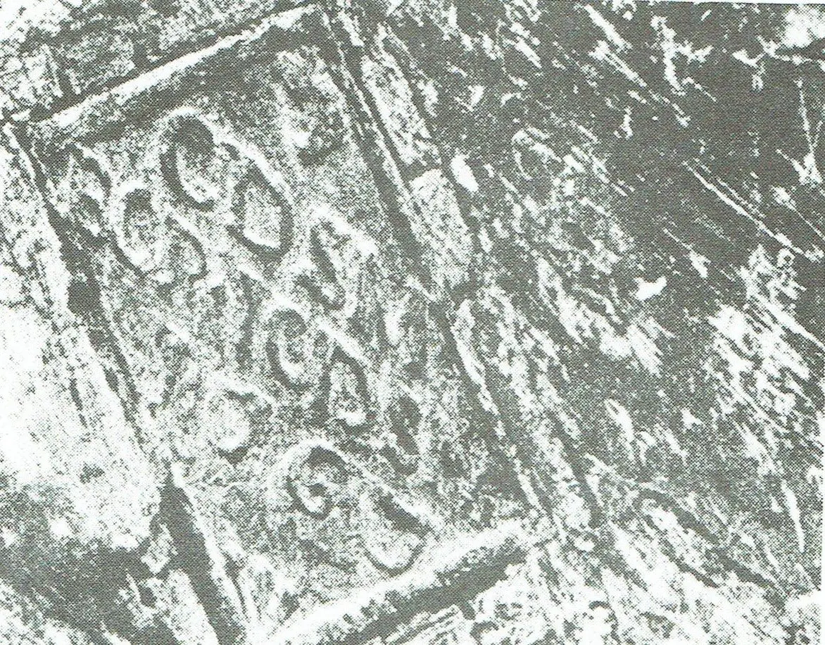 Rautenförmiger Stein mit der Jahreszahl 1767 im Seitengiebel der Scheune.