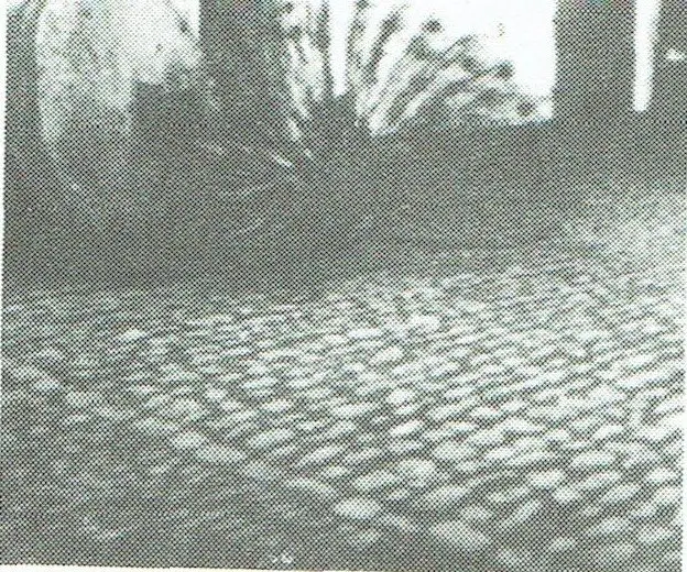 Der Innenhof mit einem Mühlstein.