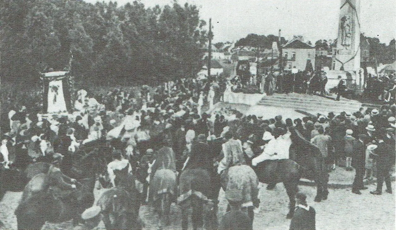 Een vrijheidsboom wordt geplant aan de gedenkzuil, terwijl de schooljeugd een cantate zingt (1930).