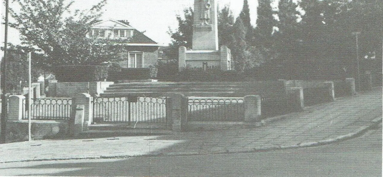De gedenkzuil vijftig jaar later (1980).