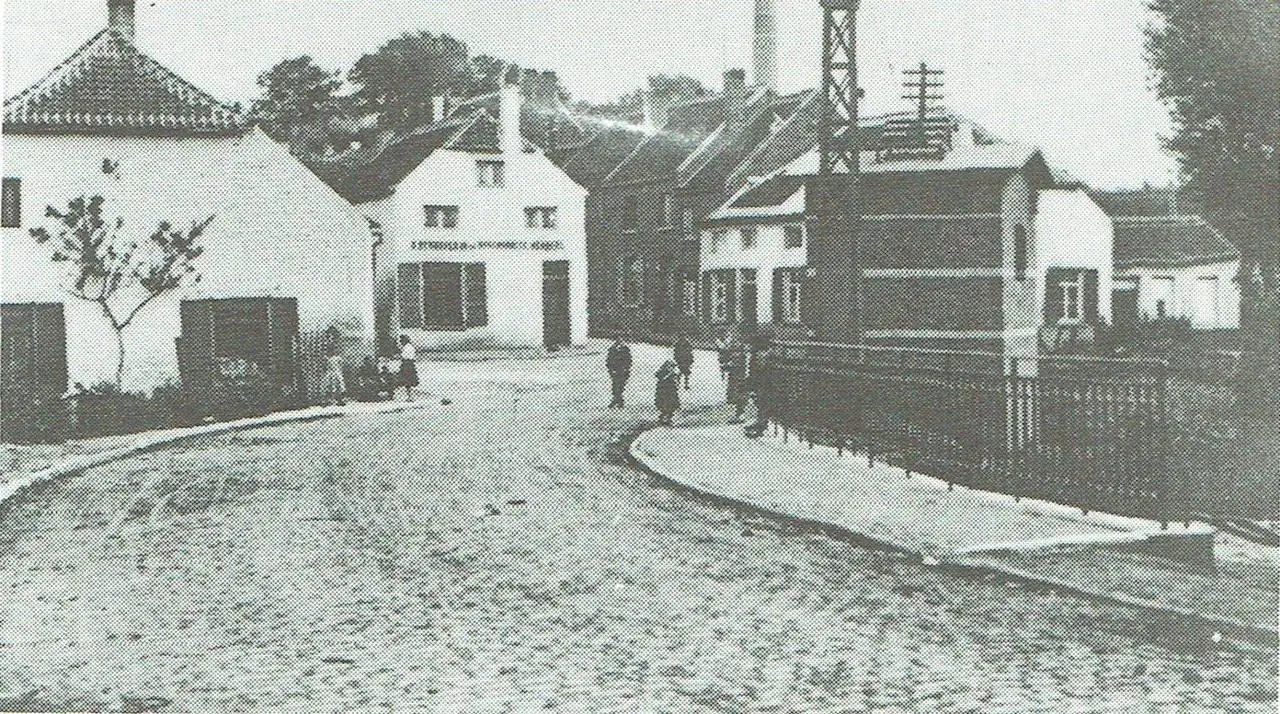 Nieuwe brug op Diegem-Hoek met herberg «In de Boschbrugge» (D. Deroover), rond 1912.
