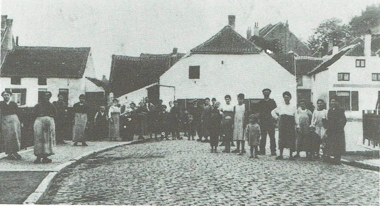 Bewoners van Diegem-Hoek aan de nieuwe «Boschbrugge», omstreeks 1920.