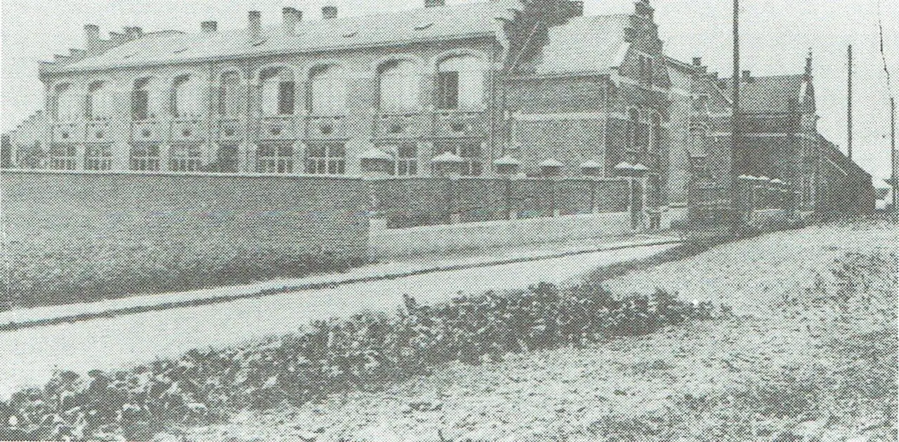 Nog een zicht op de nieuwe gemeenteschool (1924).