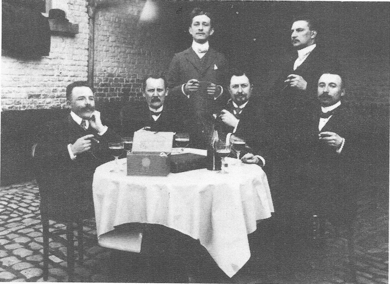 De leerkrachten in 1912-1913: Materne, Couwenbergh, Liebens, Depauw, Sacré en Varendonck.