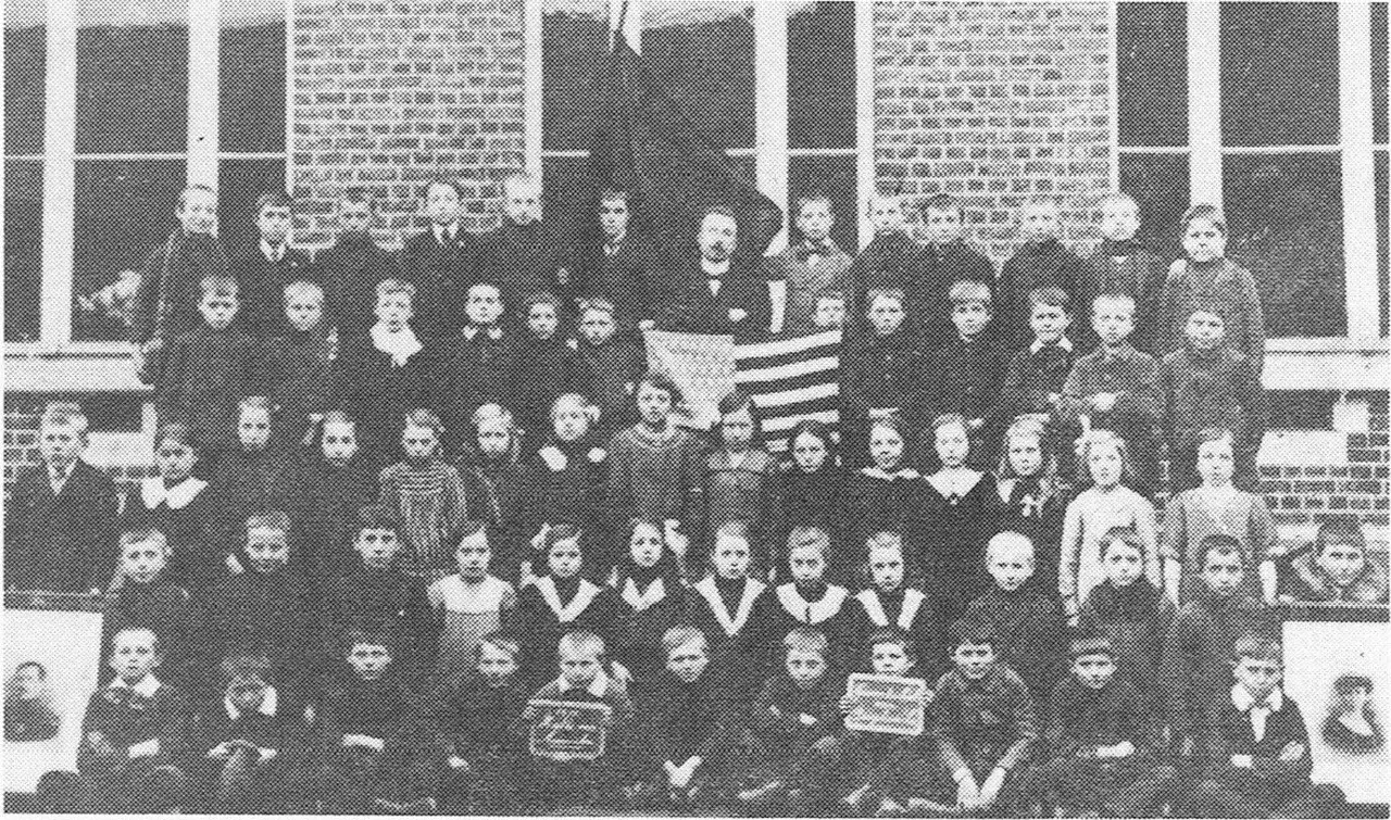 De gemeenteschool van Diegem-Lo: ‘1915 Hulde aan Amerika’.