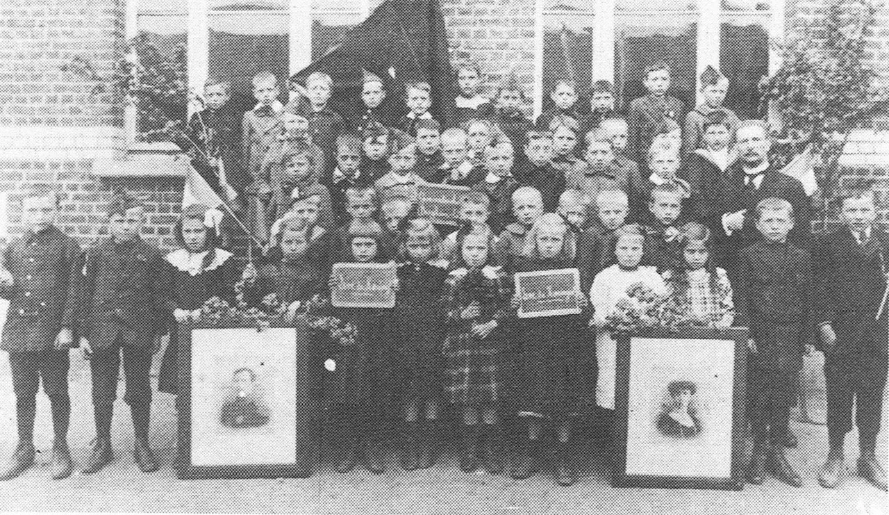 De gemeenteschool van Diegem-Lo viert de bevrijding (1919).