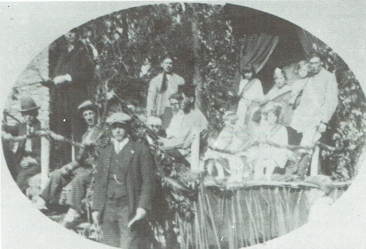 Wagen ‘Het eerste Koningshuis’ in de stoet van 1930.